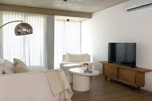 TV, bøker og kontorer