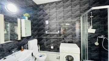 Haartrockner, Handtücher, Seife, Toilettenpapier