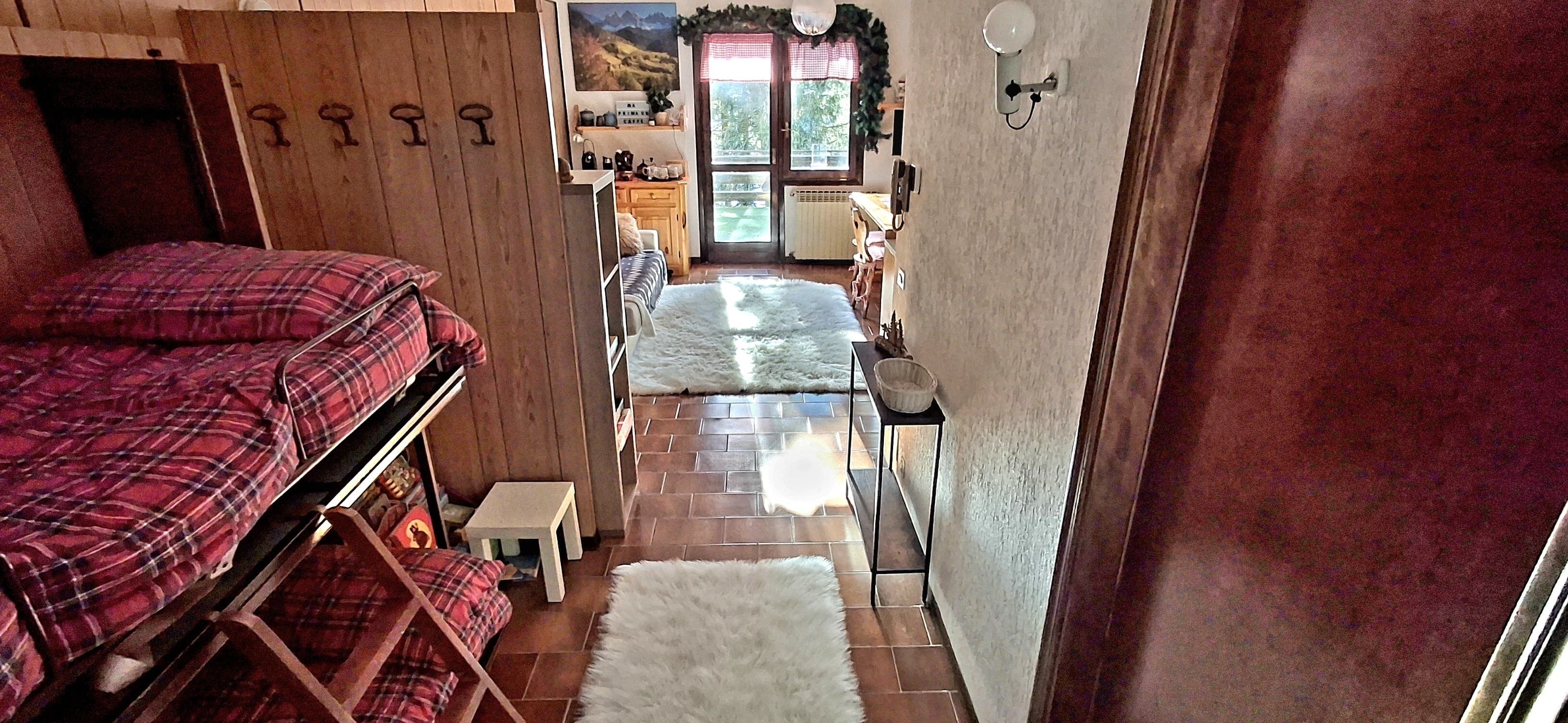 1 habitación, tabla de planchar con plancha y cuna de viaje 