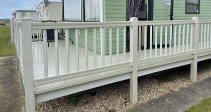 4 Bed Lodge Sleeps 8 - Pet Friendly, Parking
