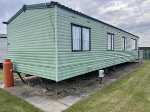 Exterior - 4 Bed Lodge Sleeps 8 - Pets & Wifi Free Parking (Skegness)