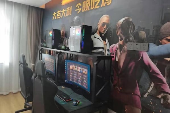 A gaming setup with a computer, monitor, keyboard, and mouse. - Urban Garden Hotel (Daye Yurun) (Daye)