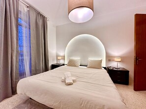 4 slaapkamers, een strijkplank/strijkijzer, gratis wifi, beddengoed