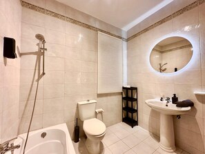 Een douche, een haardroger, handdoeken, zeep