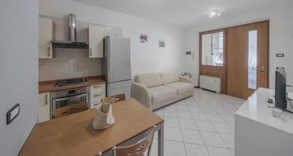 Apt24 - Trilocale Vicino al Lago con Posto Auto