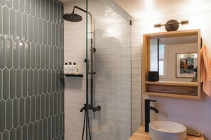 Een douche, een haardroger, handdoeken, zeep