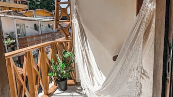 Quarto triplo superior, sacada, vista para a cidade | Frigobar, Wi-Fi de cortesia