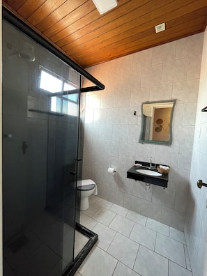 Standard-Dreibettzimmer | Badezimmer