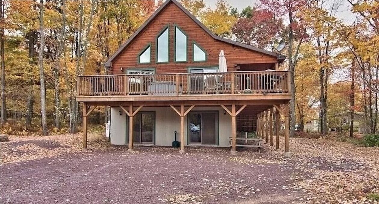 Hot Tub, Pool Table, Fire Pit, 5 MIN TO SKI SLOPES, Secluded /Pet Friendly!