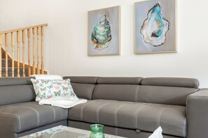 Smart TV - Home in Heart of Niagara Falls (Niagara Falls)