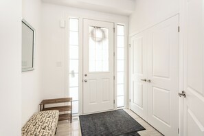 Interior - Home in Heart of Niagara Falls (Niagara Falls)