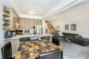 Interior - Home in Heart of Niagara Falls (Niagara Falls)