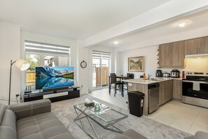 Smart TV - Home in Heart of Niagara Falls (Niagara Falls)