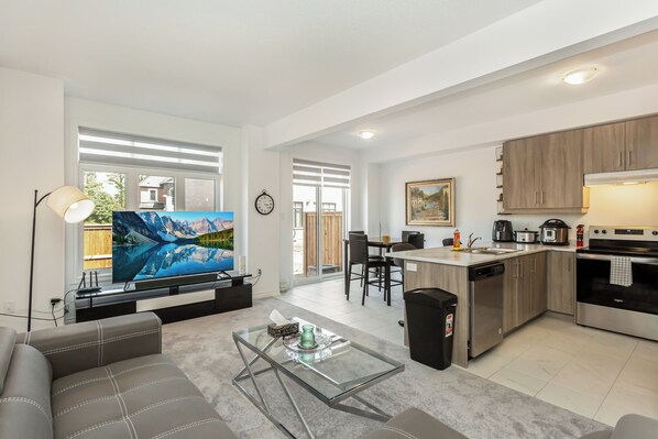 Smart TV - Home in Heart of Niagara Falls (Niagara Falls)