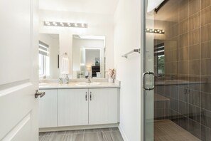 Shower, hair dryer, towels, soap - Home in Heart of Niagara Falls (Niagara Falls)