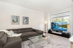 Smart TV - Home in Heart of Niagara Falls (Niagara Falls)