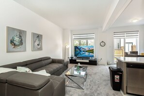 Smart TV - Home in Heart of Niagara Falls (Niagara Falls)