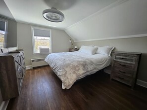 3 bedrooms, desk, iron/ironing board, free WiFi - Middletown Modern Townhouse w/Private Fenced Yard - RIBryan Properties (Middletown)