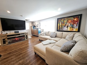 Smart TV, fireplace, computer monitors, printers - Middletown Modern Townhouse w/Private Fenced Yard - RIBryan Properties (Middletown)