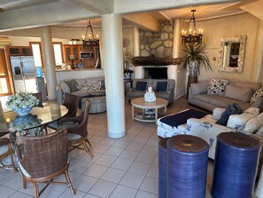 Smart TV, fireplace, offices - 6-bedroom house in the Exclusive Pedregal Cabo. Wi-Fi and full gym, sleeps 12 (Pedregal)