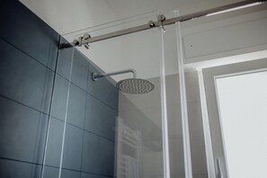 Bruser, hårtørrer, bidet, håndklæder