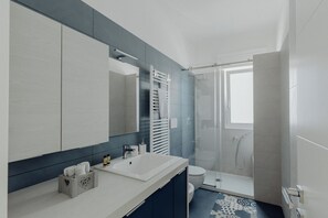 Shower, hair dryer, bidet, towels