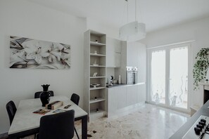 Fridge, oven, stovetop, dishwasher