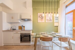 Frigorífic, microones, forn i cafetera i tetera 