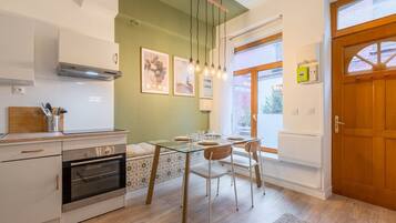 Réfrigérateur, micro-ondes, four, cafetiÚre/bouilloire