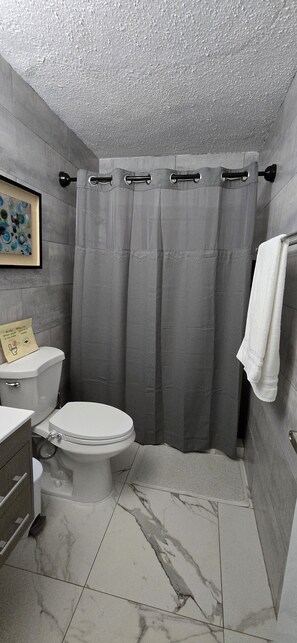 Douche, articles de toilette écologiques, sèche-cheveux