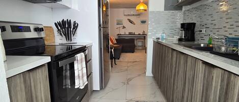 Refrigerador, microondas, horno, placa de cocina