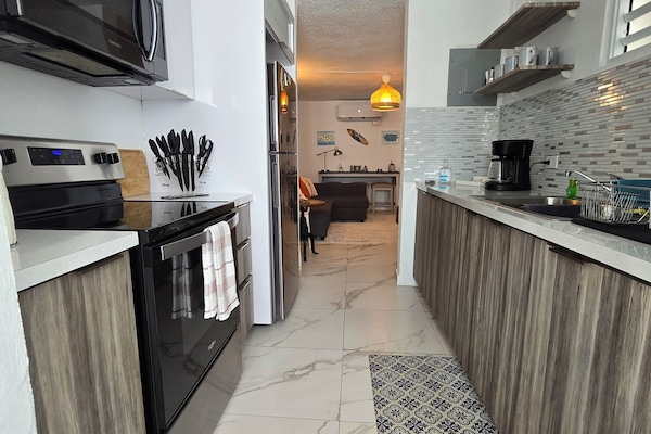 Réfrigérateur, micro-ondes, four, plaque de cuisson