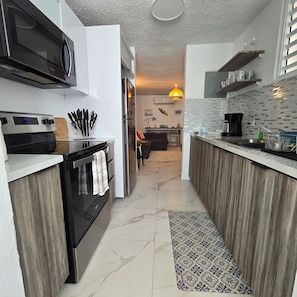 Refrigerador, microondas, horno, placa de cocina