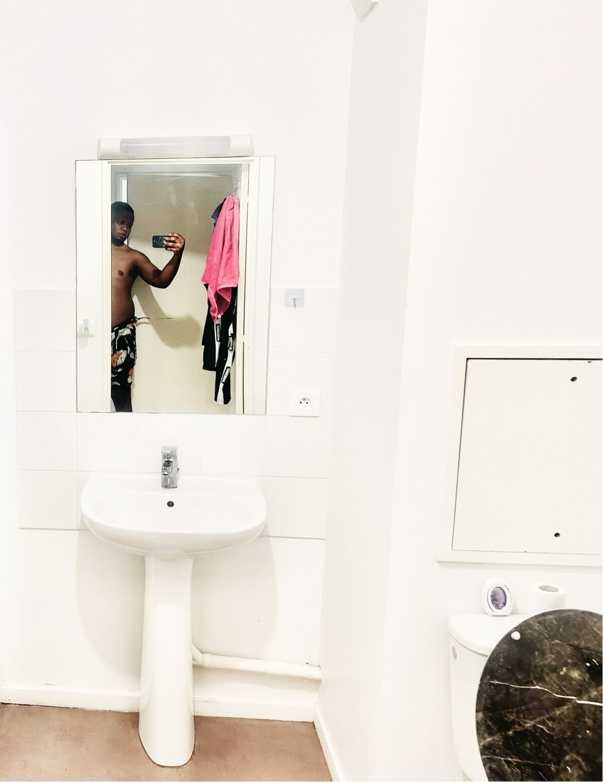 吹风机、肥皂、卫生纸