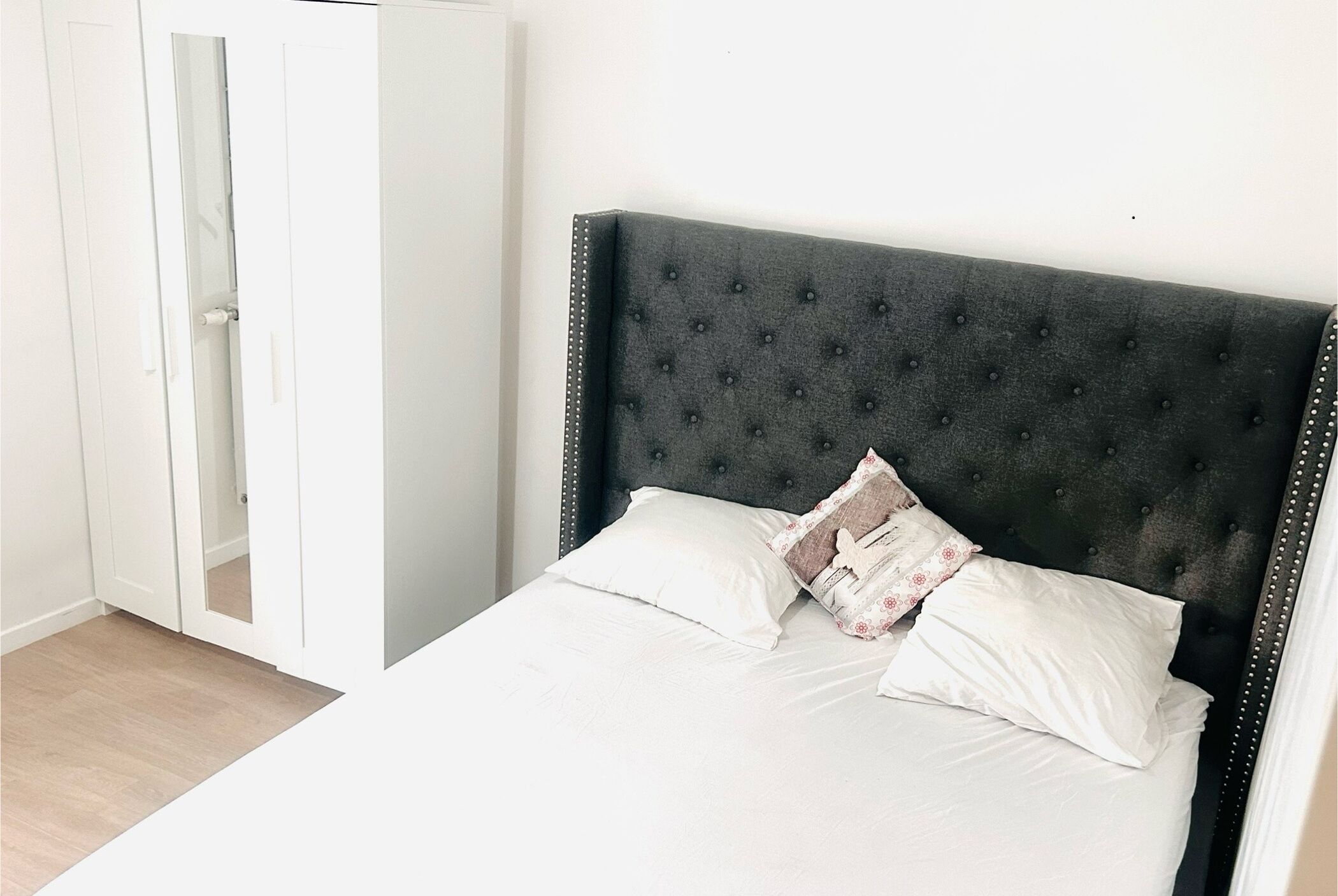 1 間睡房、書桌、熨斗/熨衫板、可攜式嬰兒床