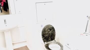 Een haardroger, zeep, toiletpapier