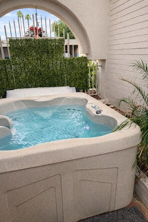 Outdoor spa tub - Boho Haven Studio @Central PHX Private Patio Wi-Fi +Hot Tub +Pool+EV charging (Phoenix)
