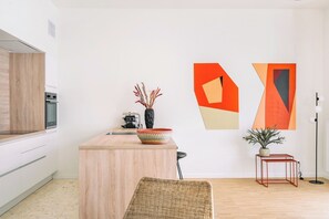 Frigorífico grande, microondas, placa de cocina y lavavajillas