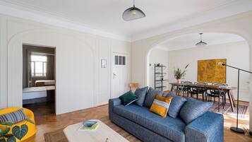 컴포트 아파트, 침실 2개, 주방 | 거실 공간 | 평면 TV