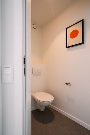 Kostenlose Toilettenartikel, Haartrockner, Handtücher, Toilettenpapier