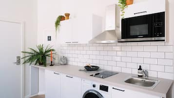 Comfort Studio, 1 Double Bed, Kitchen | Private kitchen | Full-sized fridge, microwave, stovetop, dishwasher