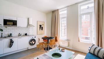 Comfort Studio, 1 Double Bed with Sofa bed, Ensuite | Private kitchen | Full-sized fridge, microwave, stovetop, dishwasher