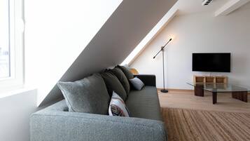 Apartamento conforto, 2 quartos | Área de estar | TV de tela plana