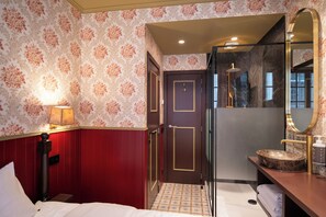 Habitación económica, 1 cama doble, frigorífico, vistas a la ciudad | Baño