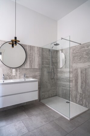 Douche, sèche-cheveux, serviettes fournies, savon