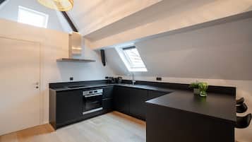 Studio | Dapur pribadi | Lemari es besar, microwave, kompor, dan mesin pencuci piring