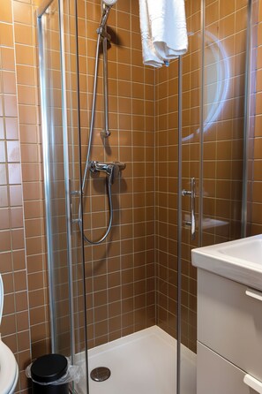 Ducha, secador de pelo, toallas y jabón