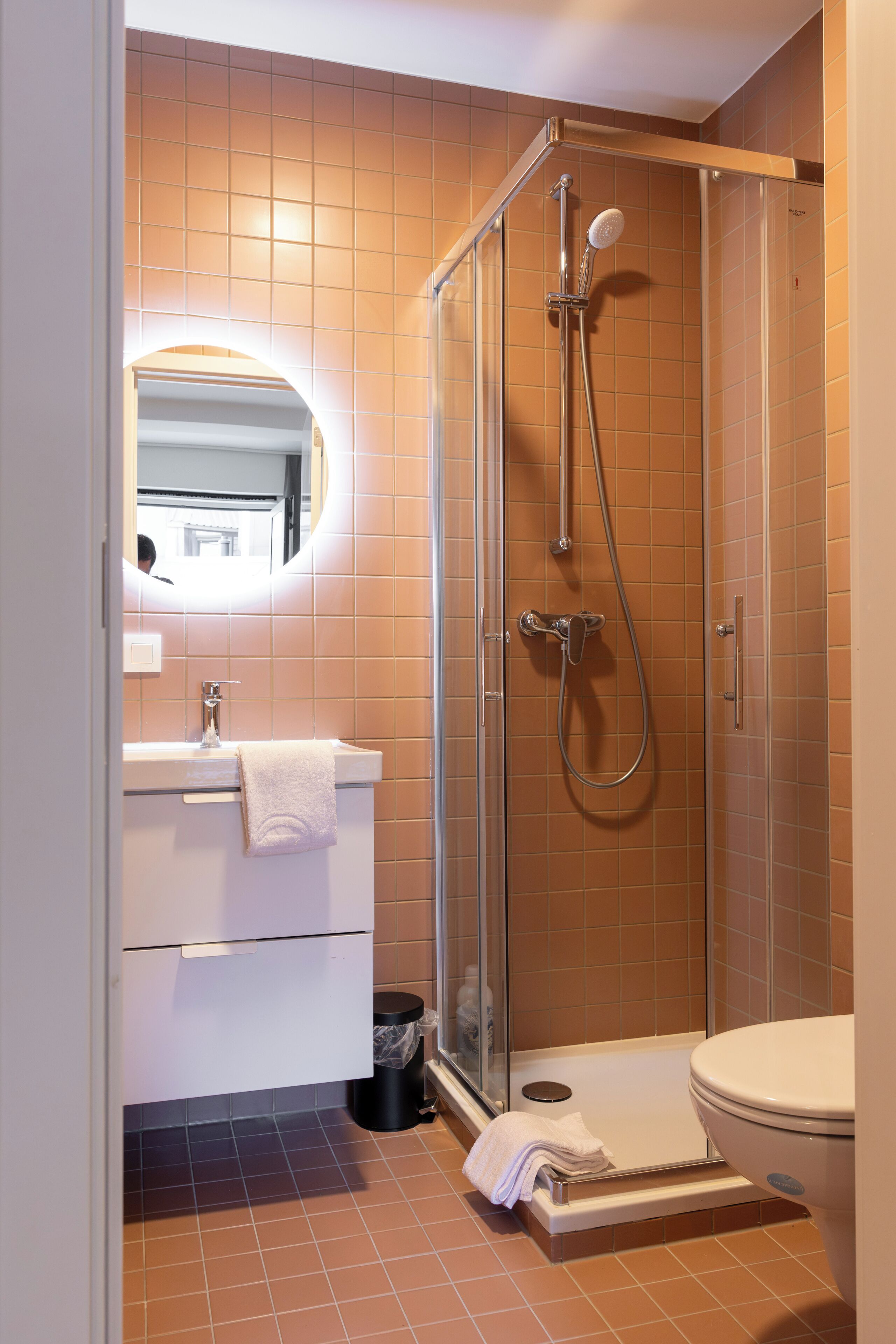 Een douche, een haardroger, handdoeken, zeep