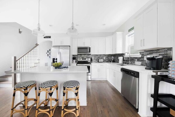 Réfrigérateur, micro-ondes, four, plaque de cuisson