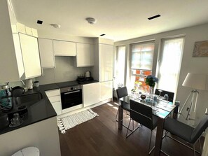 Apartment | Private kitchen | Fridge, microwave, oven, stovetop - Luxurious 2 Beds Flat in Mayfair on Oxford Street (London)